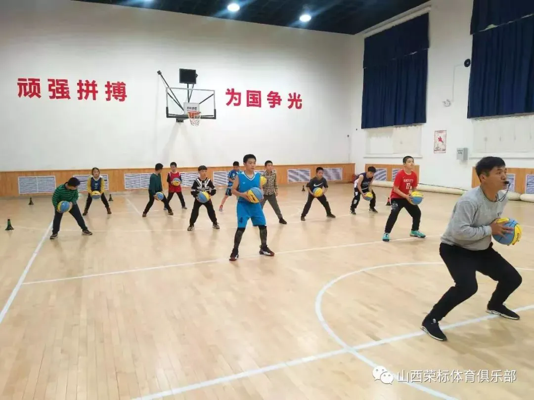 如何在篮球冬令营中加强体能训练?_0